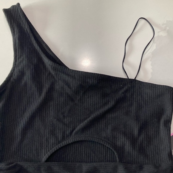 Black One-Shoulder Crop Top - Picture 4 of 5